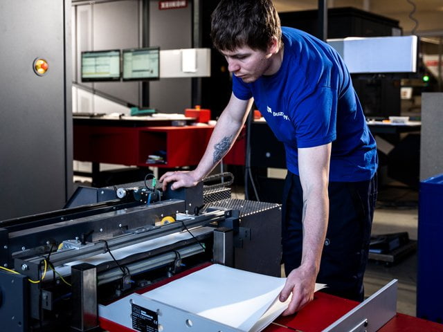 Um Mitternacht beginnen die hochmodernen Druckmaschinen von puzzleYOU mit dem Druck von Puzzle- und Schachtelmotiv