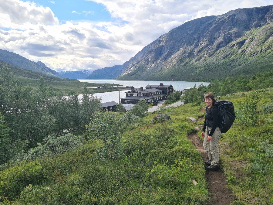 puzzleYOU Mitarbeiterin Kristin beim Abstieg zur Hütte in Gjendesheim