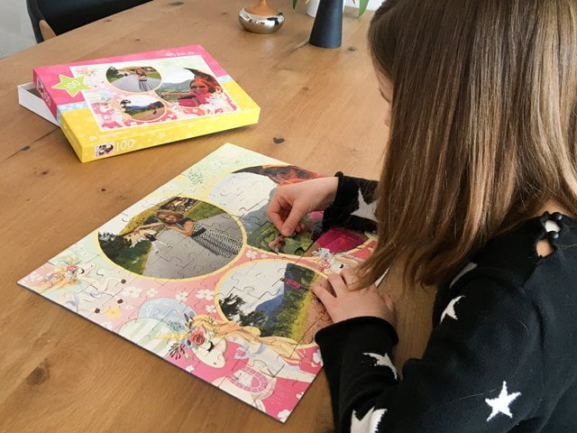 Lea puzzelt ihr persönliches Kinderpuzzle