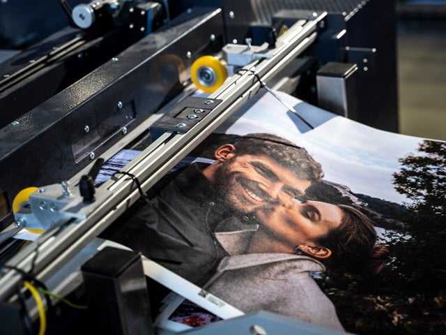 Frisch aus dem Drucker müssen die Motive vor der weiteren Verarbeitung erst einmal trocknen