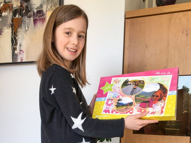 Lea freut sich über ihr persönliches Fotopuzzle