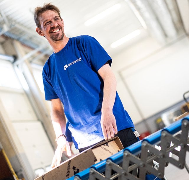 Unsere Mitarbeiter sind stets mit Herzblut bei der Sache und freuen sich über jedes fertige Fotopuzzles, welches die Produktion verlässt