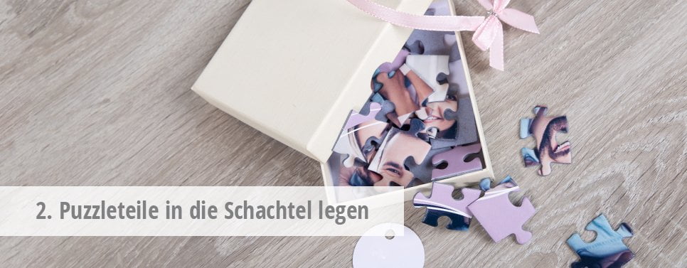2. Puzzleteile in die Schachtel legen